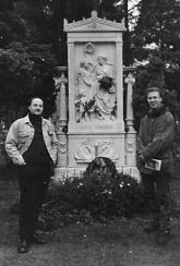 Lars und Jens am Grab von Franz Schubert